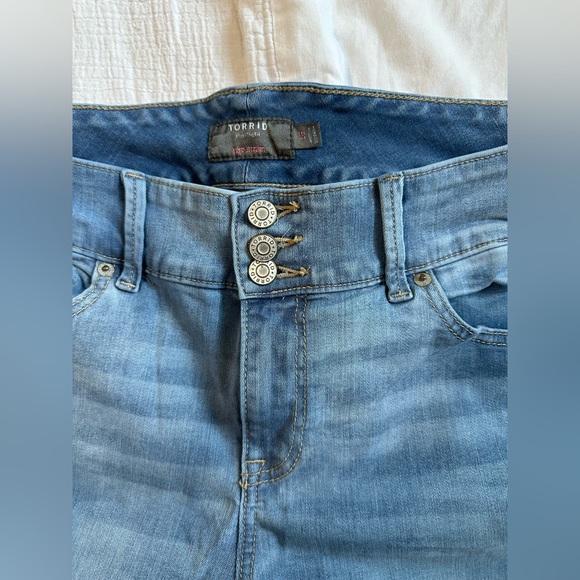 Torrid Super Soft High Rise 3-Button Crop Jegging Distressed Size 16 - Picture 2 of 6